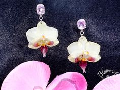 Gorgeous creamy white and purple 1-1/2" real orchid earrings drop from shimmering lavender amethyst gemstones encased in antique silver chain adorned setting on post earrings. REAL PHALAENOPSIS ORCHID. Each delicate petal meticulously coated in resin for durability and lasting beauty. Gorgeous & trending unique jewelry and fashion statement. Treat yourself to this iconic flower or gift it to someone special. Beautiful wedding or bridal jewelry, vacation jewelry, summer jewelry, boho fashion, special occasion jewelry, Island style, Quinceañera. Orchid lovers dream! See more: https://bloominjewelrydesign.etsy.com Orchid Jewelry, Orchid Earrings, Vacation Jewelry, Earrings Real, Boho Mode, Lavender Amethyst, Special Occasion Jewelry, Jewelry Summer, Phalaenopsis Orchid