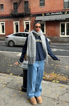 Grey chunky scarf and platform uggs Gap Fall Outfits, Light Grey Scarf Outfit, Winter Art Outfits, Chunky Scarves Outfit, Scarf Inspo Winter, Scarves Aesthetic Winter, Gray Fall Outfit, Outfits For The City Winter, Thick Scarf Outfit Aesthetic