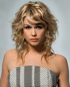 Like the longer length bits with shorter on top...might suit my hair. Also like the varied colour. Medium Layered Haircuts, Medium Curly, Layered Bob Hairstyles, Short Haircut, Curly Hair Cuts, Hair Pictures, Stylish Hair, Medium Length Hair Cuts, Hairstyles Haircuts