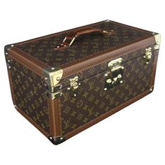 This Louis Vuitton train case features monogram canvas and all brass fittings. All studs are marked Louis Vuitton. All its trim is printed with Louis Vuitton monogram. Its interior is in beige coated canvas and it features 2 rows of adjustable leather straps for holding material as well as a removable half tray to store jewels or small items. Underneath its lid, it has a large mirror. Its interior is very clean and fresh and it is washable.It still has got its Louis Vuitton label but its serial Lv Luggage, Louis Vuitton Suitcase, Louis Vuitton Briefcase, Sac Louis Vuitton, Wicker Trunk, Designer Luggage, Louis Vuitton Travel, Travel Trunk, Bag Suitcase