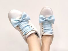 👟Want to give your favorite sneakers a unique touch? Our shoelaces are the perfect choice! Each pair comes with an elegant central bow measuring 2" - 5 cm tall and 4" - 10 cm long, adding a touch of style and sophistication to your steps. 👟🎀 🌟 Dive into the world of sustainable fashion with our Shoelaces with Central Bow! ♻️ 🎀 Each pair of shoelaces is a true piece of art, handmade from recycled garments with passion and dedication. There are only 5 units available worldwide! 🌍♻️ 📏 We kno Silk Shoe Laces, Recycled Garments, Ribbon Shoelaces, Shoe Insoles, Art Handmade, Lace Fashion, Style Expert, Cool Suits, Sunday School