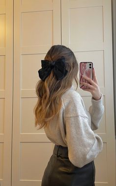 Bow hairstyle Hairstyle Ideas Easy, Black Hair Bows, White Hair Bows, Bow Hairstyle, Trendy Hairstyle, Ribbon Hairstyle, Easy Hairstyle, Penteado Cabelo Curto, Trending Hairstyles