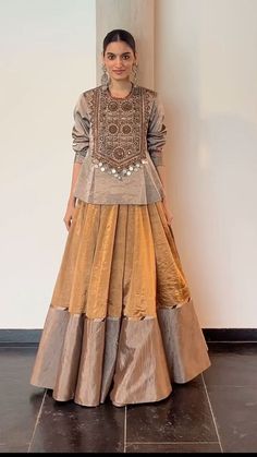 Blouses For Lehnga, Indian Skirt And Top Outfits, Lehenga With Long Top, Trendy Outfits Indian, Indian Outfits Lehenga, Traditional Indian Dress, Indian Dresses Traditional, Traditional Indian Outfits, E Mc2