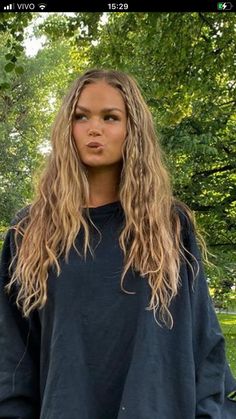 Sunset Outfit, Vacation Friends, Aesthetic Beachy, Cute Summer Hairstyles, Sun Aesthetic, Travel Hairstyles, Golden Sunset, Fun Beach