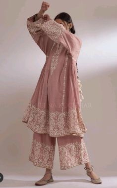 #ethnicwear #ethnic #traditional #traditionaldress #indianwear #suit #blouse #outfit #indianoutfit #outfitideas #stylingtips #stylingideas Pakistani Vintage Fashion, Traditional Indian Outfits For Plus Size Women, Pakistan Suit Designs, Pakistani Dress Pattern, Aesthetic Indian Outfit, Chickenkari Suits, Heena Kochhar, Pakistani Fashion Casual, Casual Indian Fashion