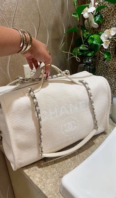 Chanel Bags Aesthetic, Purse Aesthetic, Chanel Classic Flap Bag, Rich Girl Lifestyle, Classic Flap Bag, What In My Bag