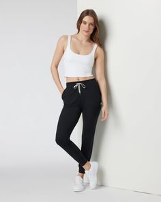 Meet the pants you'll never want to take off, now in a longer inseam. The Performance Joggers have a slim but relaxed fit, side pockets and a drawstring. Designed with our softest premium stretch fabric, they're your new go-to. | Vuori Performance Jogger Pants - Long | Black Heather | XXL Vuori makes premium performance apparel inspired by the active Coastal California lifestyle; an integration of fitness, surf, sport, and art. Breaking down the boundaries of traditional activewear, we are a new Cozy Pants, Iron Woman, Soft Joggers, Coastal California, California Lifestyle, Performance Outfit, Sustainable Fabrics, Heather Black, Long Black