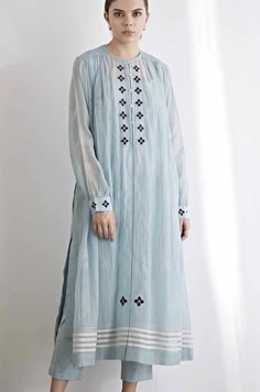 Salwar Suit Design, Pakistani Dresses Party, Layered Kurta, Cotton Dresses Online, Linen Style Fashion, Silk Kurti Designs, Anarkali Salwar, Designer Kurti Patterns