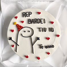 a birthday cake with the words rep barde tiu 10 te amo on it