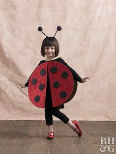 According to legend, a ladybug in the house brings good luck — so this shimmering version is sure to be extra special. This DIY Halloween costume uses just the right amount of glitter (lots) to make the antennae and spotted cardboard wings shine. Elastic shoulder straps make slipping this costume over any black outfit easy, allowing your trick-or-treater to be comfortable, warm, and cute as a bug with minimal effort. Diy Ladybug Costume, Best Toddler Costumes, Halloween Kostüm Baby, Diy Ladybug, Unique Toddler Halloween Costumes, Karneval Diy, Easy Halloween Costumes Kids, Bug Costume