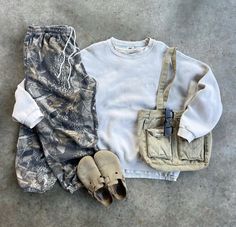 Camo Sweatpants Outfit, Camo Sweatpants, Ooty, Shoes Outfit Fashion, Sweatpants Outfit, Funny Asf, Street Fashion Men Streetwear, Guys Clothing Styles