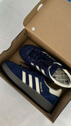 Spezials Outfit Women, Best Adidas Shoes Women, Adidas Spezial Women, Adidas Spezial Navy Outfit, Spezial Adidas Shoes, Adidas Shoes Aesthetic, Spezials Adidas, Spezial Adidas Outfit, Adidas Spezial Navy