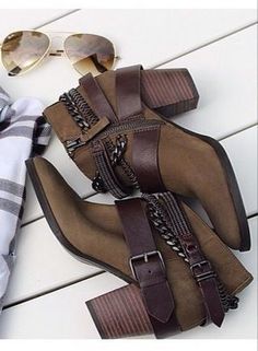 get me these ankle boots for fall asap Boots For Fall, 3 Shoes, Girly Shoes, Stylish Boots, Boots Heels, Style Savvy, Shoe Fits, Crazy Shoes, Perfect Shoes