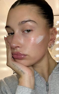 Hailey Bieber Skin, Glossier Girl, Hayley Bieber, Ethereal Makeup, Facial Skin Care Routine, Glowy Skin, Glowy Makeup, Sleek Hairstyles, Hailey Bieber