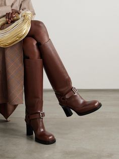 Burberry's knee boots are inspired by the label's equestrian heritage. Crafted from leather, they have buckled straps, chunky round toes and the house's archival logo embossed on the soles. Burberry Boots, Fall Winter Shoes, Tennis Polo, Leather Thigh High Boots, Best Boots, Leather Knee Boots, Heeled Pumps, Stirrup Leathers, Designer Runway