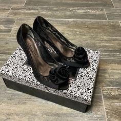 Never Worn. Excellent Condition. Lace Pump With Bow On Front. Black Heels For Events, Fitted Black Heels For Events, Womens Black Dress Shoes, Tan Sandals Heels, Silver Kitten Heels, Pretty Heels, Jeweled Heels, Lace Pumps, Cute Shoes Heels