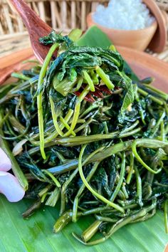 Pad pak boong on a banana leaf in a clay dish, with a portion of white rice behind it. Stir Fry Recipe, Healthy Veggies, Chinese Dishes, Stir Fry Recipes, Asian Cooking, Quick Healthy, Morning Glory