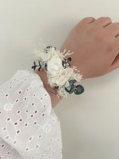 SAGE floral bracelet ♡ For the bride, her witnesses, her bridesmaids, the SAUGE floral bracelet will be ideal for your events. White lace ribbon (2 cm wide) decorated with preserved flowers in soft, natural colors. This fine, discreet and delicate floral bracelet will bring a poetic note to your outfit. Suitable for children's and adults' wrists. Dried flower creations should be handled with great care. Each bracelet is handmade with real flowers. Also find the SAUGE comb in the store. *NON-CONT Adjustable Flower Charm Bracelet For Wedding, White Flower Charm Bracelet For Wedding, Silver Flower Shaped Wedding Bracelet, Dried Flower Bracelet Wedding, Flower-shaped Bracelets For Bridesmaids, Flower Bracelet Wedding, Floral Bracelet, Lace Ribbon, Dried Flower Arrangements