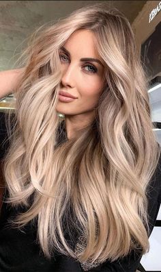 Hair Colors For Brown Skin, Pearl Blonde Hair, Colors For Brown Skin, Winter Hair Colour For Blondes, Winter Blonde Hair, Pale Skin Hair Color, Rose Blonde, Winter Hair Trends