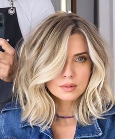 Layered Bob Hairstyles Blonde, Long Bob Haircuts For Thick Hair Shoulder Length Medium Layered, Blonde Highlights Shoulder Length Hair, Blond Medium Length Hair, Shoulder Length Blonde Highlights, Blonde Hair Medium Length, Medium Blonde Bob, Shoulder Length Blonde Hair, Long Blonde Bob