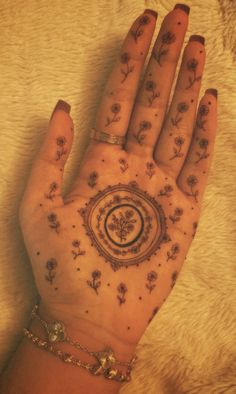 henna, floral, simple, daises, aesthetic, mehndi, henna design, mehndi design, henna stain mehndi stain, henna inspo, mehndi inspo Inside Hand Mehndi, Coquette Mehendi, Mehendi Aesthetic, Aesthetic Henna, Indian Henna Designs, Cute Henna Designs, Pretty Tattoo, Henna Designs Wrist, Pretty Henna