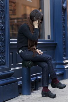 clogs | I've seen this image on a few blogs/boards about how cool Dansko can be. ...cool? Mono-tone does seem like a good idea. Dansko Clogs Outfit, Parisienne Chic, Dansko Clogs, Style Crush, Looks Style, Work Fashion