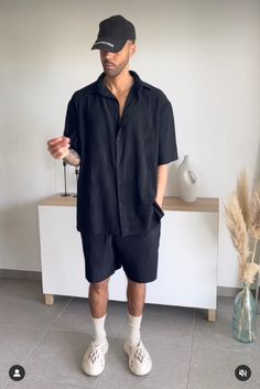 Yeezy Foam Runner Outfit, Foam Runner Outfit, Athleisure Outfits Men, Oversized Outfit Men, Runner Outfit, Fashion For Men Over 40, Yeezy Foam Runners, Runners Outfit, Milan Fashion Week Men