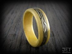 a wooden ring with an intricate design on the inside and inlayed to it