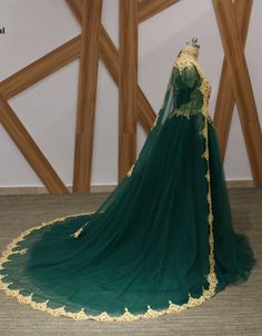 Fitted Green Tulle Quinceanera Dress, Green Fitted Ball Gown Quinceanera Dress, Fitted Green Ball Gown Quinceanera Dress, Green Quinceanera Dress With Fitted Bodice, Green Lace Ball Gown For Prom, Green Ball Gown For Pageant During Prom Season, Fitted Green Quinceanera Dress For Prom Season, Green Tulle Quinceanera Dress For Party, Green Lace Ball Gown For Prom Season