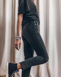 Vintage Jeans Outfit, Black Vintage Jeans, Minimal Style Outfits, Unisex Looks, Dark Clothes, Street Outfits, Comfortable Jeans, Minimal Outfit, Stylish Outfit