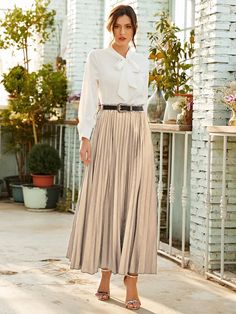 The best Shirts to Wear with Maxi Skirts all year long Mom Capsule Wardrobe, Pleaded Skirt, Accordion Skirt, Maxi Skirt Style, Long Skirt Outfits, Maxi Skirt Outfits, Pleated Long Skirt, Easy Outfit, Pleated Maxi Skirt