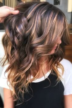 Coppery Ribbons Trending Hair Highlights 2023, 20 Year Old Hairstyles Woman, Fall Hair Colors For Blondes Straight, Fall2023 Hair, Spring 2023 Hair Color Trends, 2023 Spring Hair Trends, 2023 Fall Hair Trends, Spring Hair Color Ideas For Brunettes, Ribbon Highlights