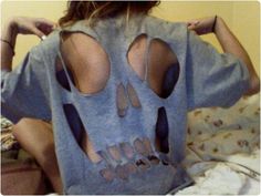 DIY Cothes with No Sewing Needed Skull Cutout, Upcycle Clothes Diy, Under Your Spell, Diy Clothes Design, Lindsay Lohan, Skull Shirts, Swaggy Outfits, Mode Inspo, Cut Shirts