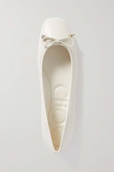 Jimmy Choo Wedding Flats, White Ballet Flats, Classic Style Outfits, Stunning Shoes, White Flats, Leather Ballet Flats, Sandals Brands, Pretty Shoes