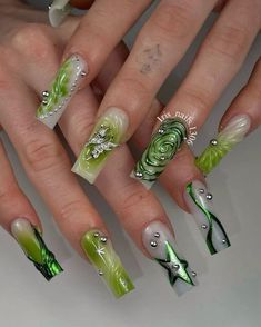 White And Green Nail Designs, Xl Nail Ideas, Ombre Nails Green, Nails Green Chrome, Chrome Nails Green, Chrome Butterfly, Green Chrome Nails, Iris Nails, Y2k Chrome