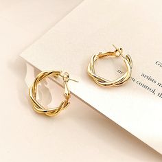 925 Silver Post 18k Gold Plated Twisted Hoop Earring. These are affordable and you can wear everyday. ♡ Clutchless hoop earrings are the easiest and most secure to wear! - Handmade item - Materials: 18K gold plated on 925 Silver post and hypoallergenic - Clutch less Hoop - Location: Earlobe - Style: Minimalist - The hoop size is 30mm outer diameter. The price is for a pair. - Hypoallergenic - Design by Korea Simple Gold Earrings, Gold Earrings Models, Twisted Metal, Hoop Earrings Style, Metal Circle, Big Hoop Earrings, Alloy Earrings, Wedding Party Jewelry, Crystal Drop Earrings