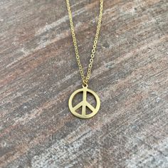 Brass Peace Sign Bohemian Necklace - Gypsy Hippie Woodstock Style. This necklace is dainty and so cute.16" brass chain length with lobster clasp closure. Woodstock Style, Wooden Accessories, Bohemian Necklace, Light Weight Earrings, Wooden Jewelry, Brass Chain, Peace Sign, Woodstock, Chain Lengths