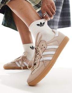 Sko, støvler og sneakers fra adidas Originals Casual cool: helt perfekt Design med lav profil Lukkes med snørebånd Foret pløs og manchet Med adidas' signatur-logo Gummisål Slidmønster med struktur Adidas Beige, Adidas Casual, Sacs Tote Bags, Adidas Branding, Flip Flop Boots, Leopard Print Baby, Baskets Adidas, Trainer Heels, Wide Jeans