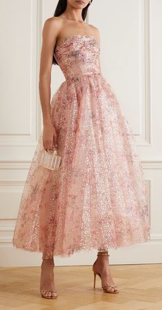 Beautiful Unique Dresses, Midi Tulle Dress Classy, Luxury Sundress, Tiered Sequin Dress, Pink Beaded Dress, Petite Dress, Iconic Runway Looks, Movie Premiere Dress, Midi Dress Outfit Classy