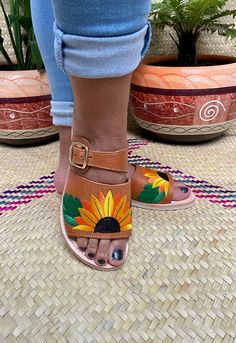 Beautiful Mexican huaraches, handmade by Mexican artisans, very comfortable. Sandals with beautiful embroidered details. Our huaraches are handmade by artisans, the leather retains natural marks or marks that reflect the authentic appearance of natural leather, these factors cause small differences in color and texture, please do not confuse this with a defect, but rather a guarantee of that you are acquiring a natural leather product with high quality finishes. We only work with closed numbers, Casual Hand Painted Sandals For Beach, Casual Hand Painted Sandals For Summer, Casual Hand Painted Leather Sandals, Beach Huarache Sandals With Buckle Closure And Round Toe, Traditional Hand Tooled Huaraches For Summer, Casual Embroidered Huarache Sandals For Festival, Vacation Embroidered Open Toe Huarache Sandals, Casual Embroidered Closed Toe Huarache Sandals, Casual Embroidered Open Toe Huarache Sandals