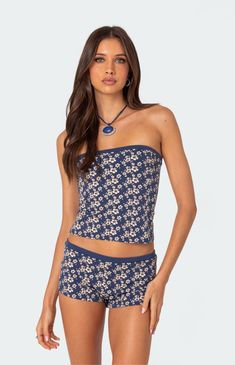 Online Only! Get summer-ready with the Flower Power Tube Top from Edikted: This adorable top features a hibiscus print, strapless neckline, and a fitted silhouette, perfect for soaking up the sun in style.


	Tube top
	Hibiscus print
	Matching set
	Cotton, Spandex
	Model wears size S
	Model height is 5'7
	Item care: Wash with similar color Visionary Fashion, Hibiscus Print, Swimwear Dress, Summer Ready, Tropical Floral, Cami Tanks, S Models, Tube Top, Cotton Spandex