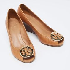 description: The fashion house’s tradition of excellence, coupled with modern design sensibilities, works to make these Tory Burch pumps a fabulous choice. They'll help you deliver a chic look with ease..gender: Women.includes: The Luxury Closet Packaging.Size: US 6 (IT 36.5/UK 3.5).Exterior Material: Leather.Lining Material: Leather.Insole Material: Leather.Sole Material: Leather.Origin: Italy.Hardware: Gold Tone.Closure Type: Slip On.Outsole Length: 21 cm.Outsole Width: 8 cm.Heel Size: 8 cm.Condition:.Good.Overall in good condition with minor discoloration & scuffs on exterior, minor wear on sole/insole/lining. Tory Burch Pumps, Wedge Pumps, Luxury Closet, Fashion House, Tory Burch Shoes, Shoe Collection, Tan Leather, The Fashion, Women's Shoes