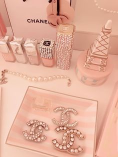 Aqui Você encontra as melhores imagens para se espirar Chanel Rose, Chanel Wallpaper, Chanel Aesthetic, Rose Gold Aesthetic, Mode Rose, Boujee Aesthetic, Aesthetic Roses, Gold Aesthetic