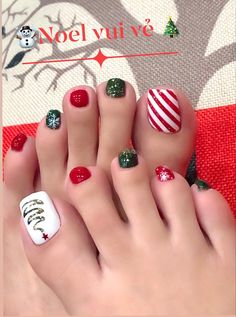 Pedicure Christmas Designs, Christmas Feet Nails Ideas, Peppermint Toenails Nail Design, White Christmas Toe Nails, Pedicure Designs Toenails Christmas