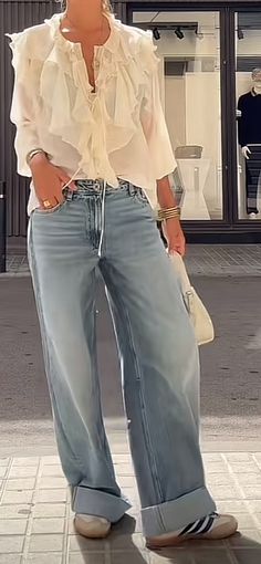 Wide Leg Jeans Outfit, Harness Fashion, Jean Large, Sporty Outfits, Everyday Dresses, Fashion Over 50, Classy Women, Street Chic, Outfits Casuales