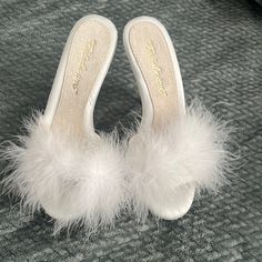 Gorgeous White Feather Heels Brand New. White Fur Heels, White Feather Heels, White Lace High Heels, Heels With Feathers, White Fuzzy Boots, Prom Shoes White, Heels With Fur, Fur High Heels, White Heel Boots