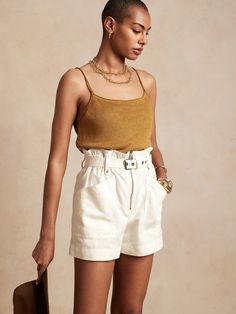 A superior example of rugged luxury with utilitarian details and an exposed zip, these high-rise shorts use a vintage-inspired paperbag waist and removable belt to style as you like.  Crafted from luxurious linen with soft cotton to create a lush des Chic Summer Shorts With Belt Detail, Chic Belted Shorts For Summer, Belted Linen Shorts For Summer, Womens Chinos, Dressy Shorts, Tie Waist Shorts, Short A, Sleeveless Short Dress, Banana Republic Women