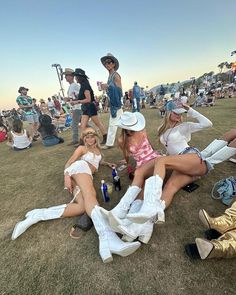 @josiecanseco.on instagram Stagecoach Photo Ideas, Cream Cowboy Boots Outfit, Stage Coach Outfits, Calgary Stampede Outfits, White Cowboy Boots Outfit, Coachella Outfit Ideas