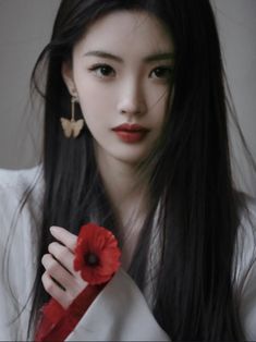 Chinese gorgeous model \ IG: yiyeisabella | Weibo 微博: ·1saye Chinese Female, Aesthetic Writing, China Girl, Beauty Influencer, Light Hair, Chinese Actress, Divine Feminine