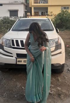 Saree Anarkali Dress, Snapchat Mirror Selfie, Fashion Skirts Outfits, Hide Face Selfie, Girl Hide Face, Aesthetic Saree, Saree Aesthetic, Simple Saree Designs